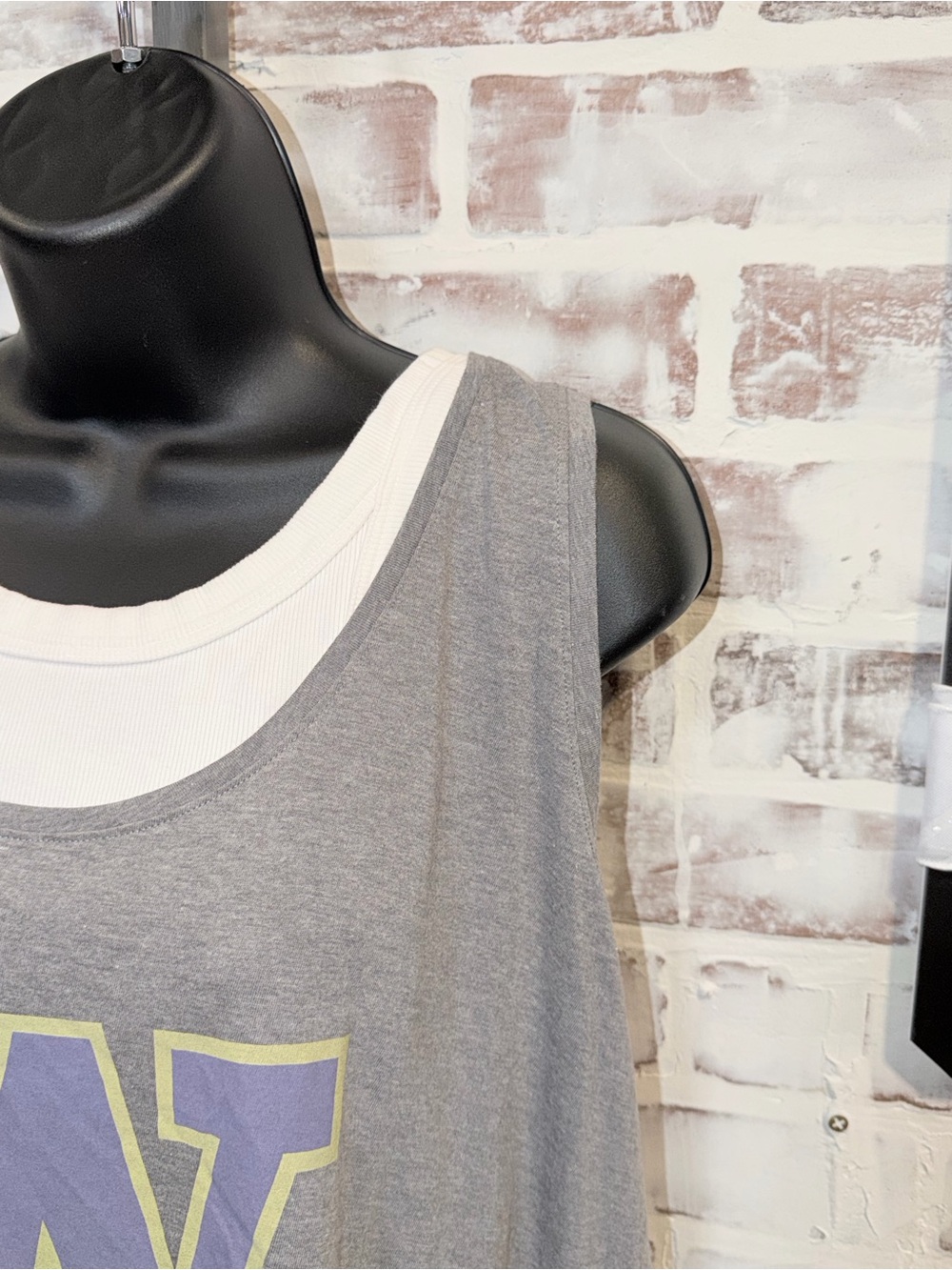 UW 2X Gray Graphic Tank Top with Purple 'W' - Picture 2 of 5